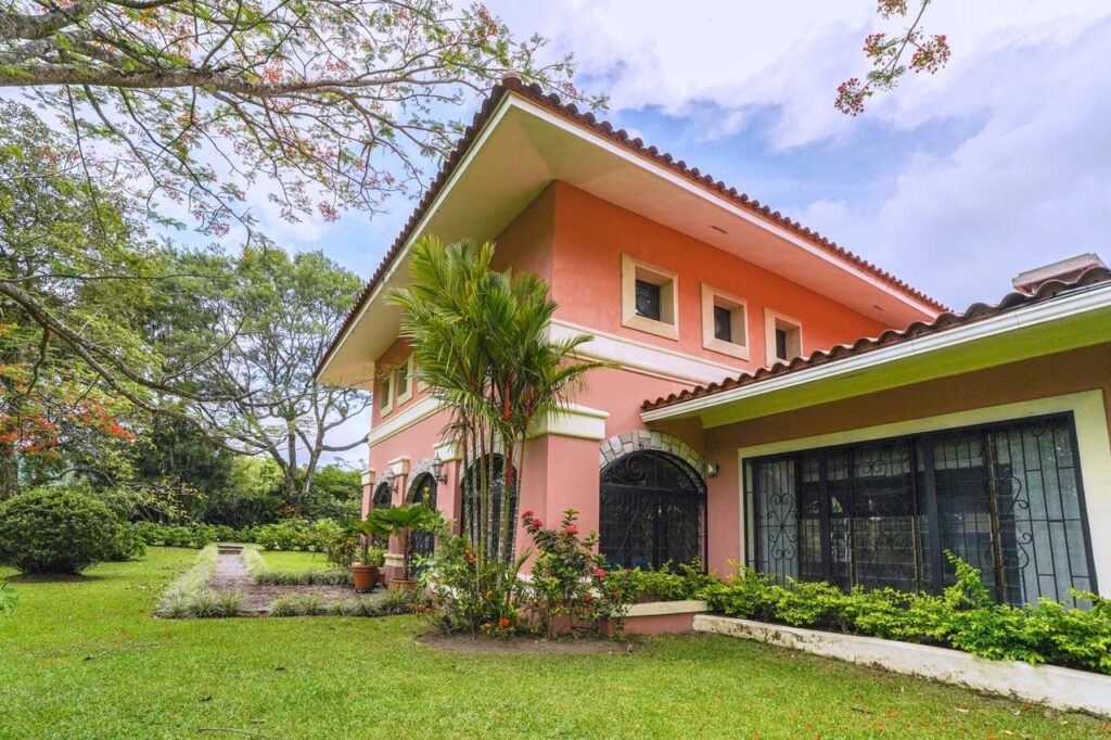Casa en Venta en Anton Coclé Panamá | $1,500,000 | MLS# 25572